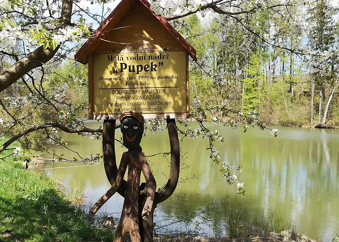 Na Břehu Rybníka Pupek Parque de Campismo *